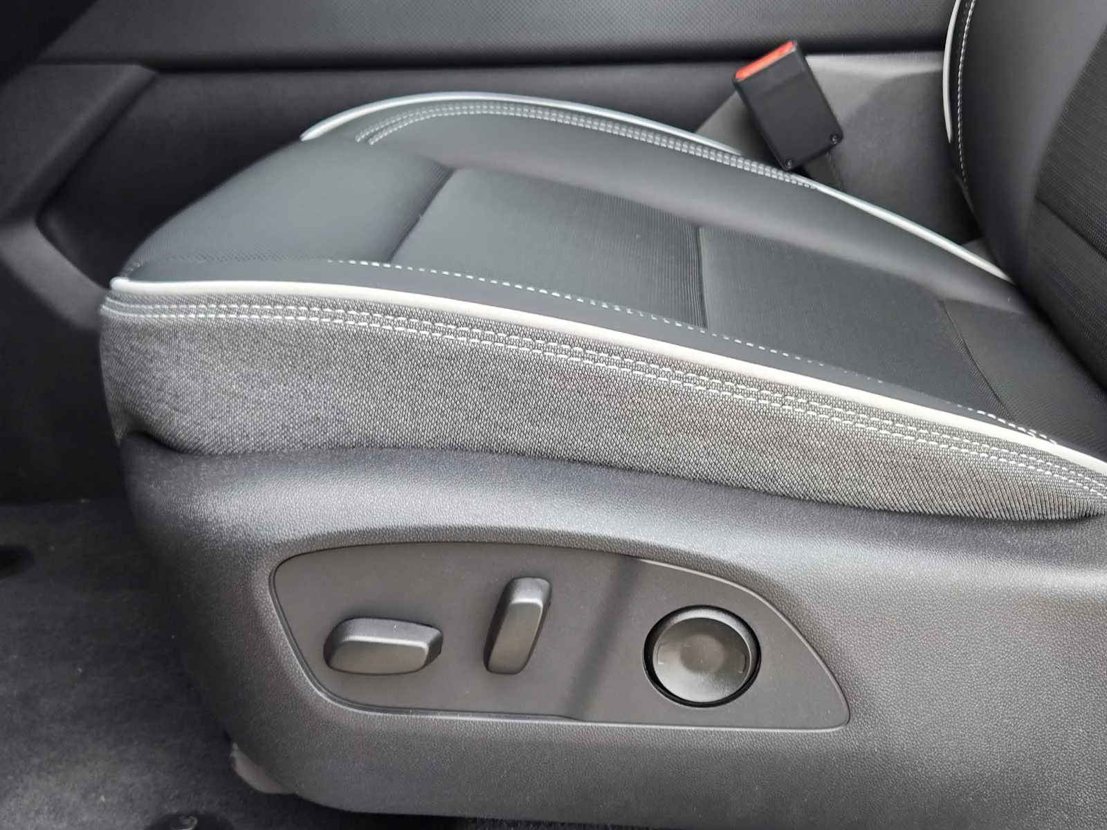 2026 GMC Sierra EV Elevation - Photo 16
