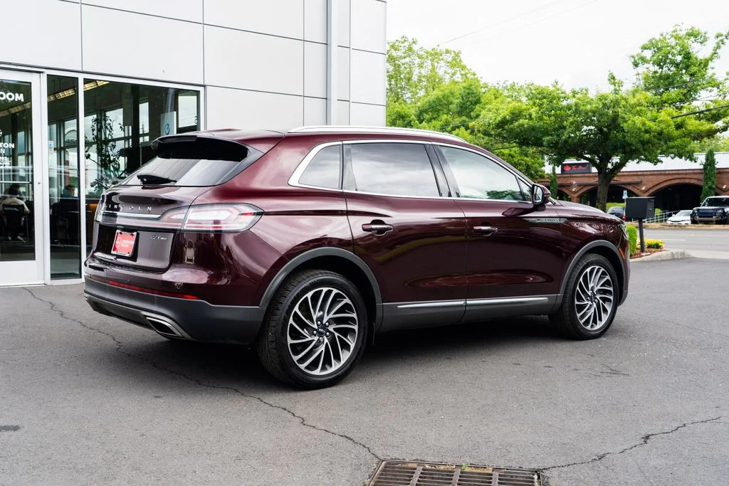 Used 2019 Red Lincoln Reserve image 6