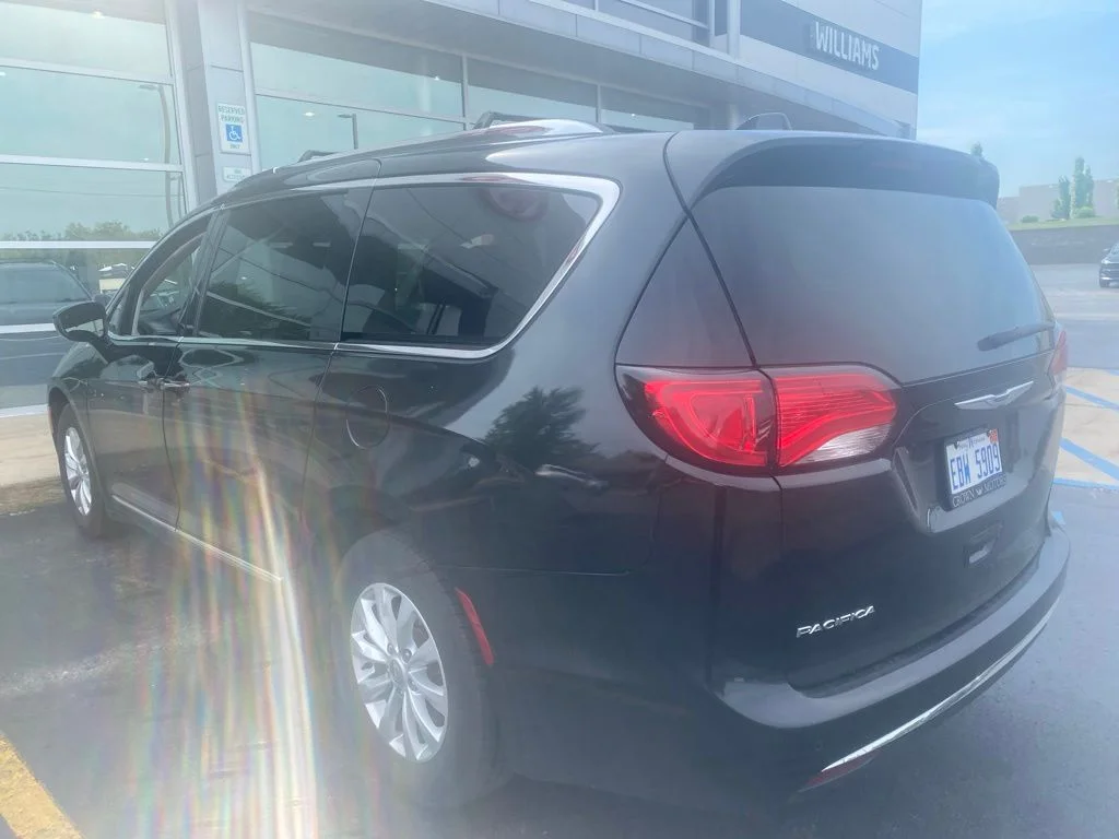 Used 2019 Brilliant Black Crystal Pearlcoat Chrysler Touring L image 5