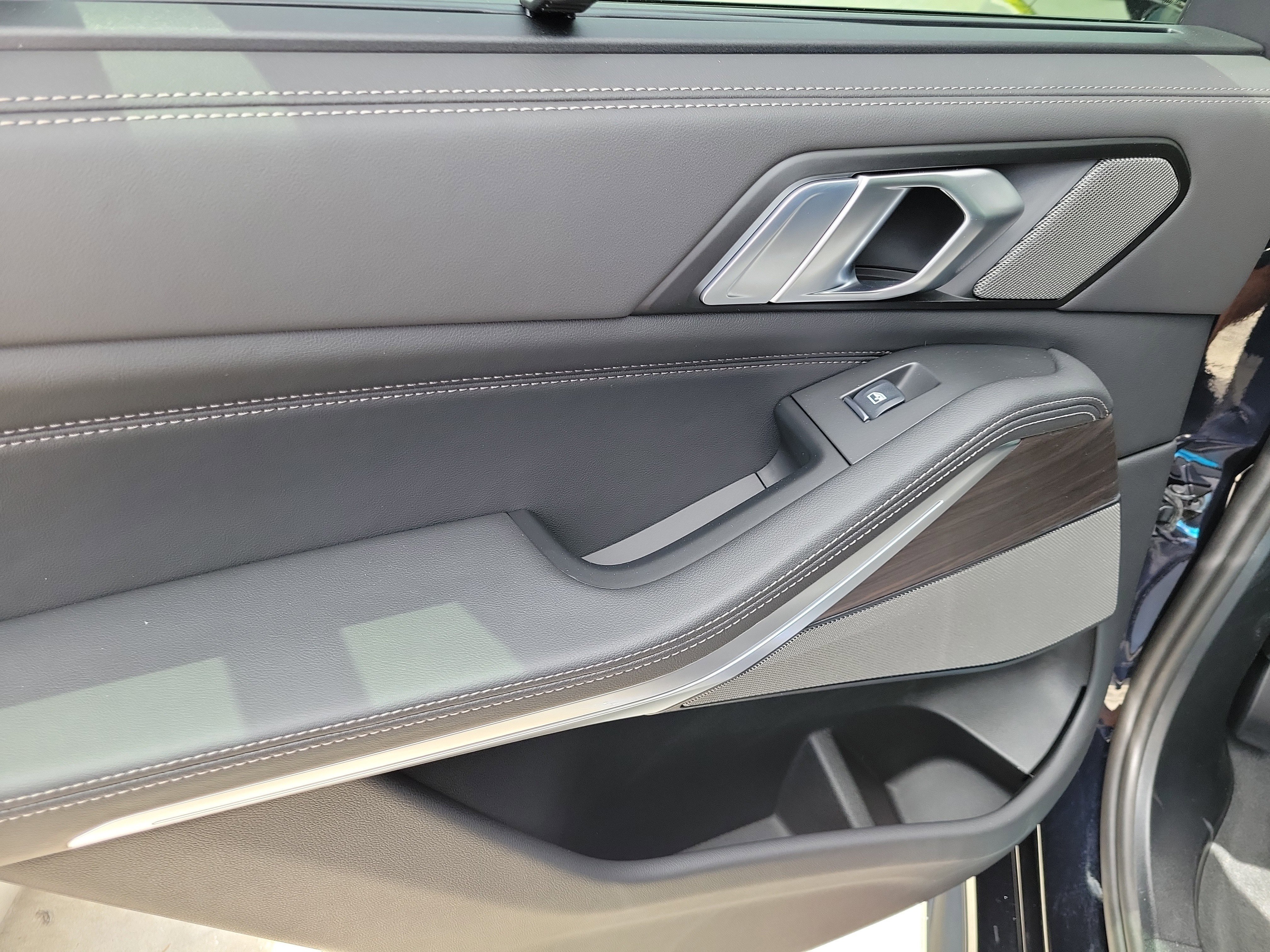New 2026 Carbon Black Metallic BMW sDrive40i image 14