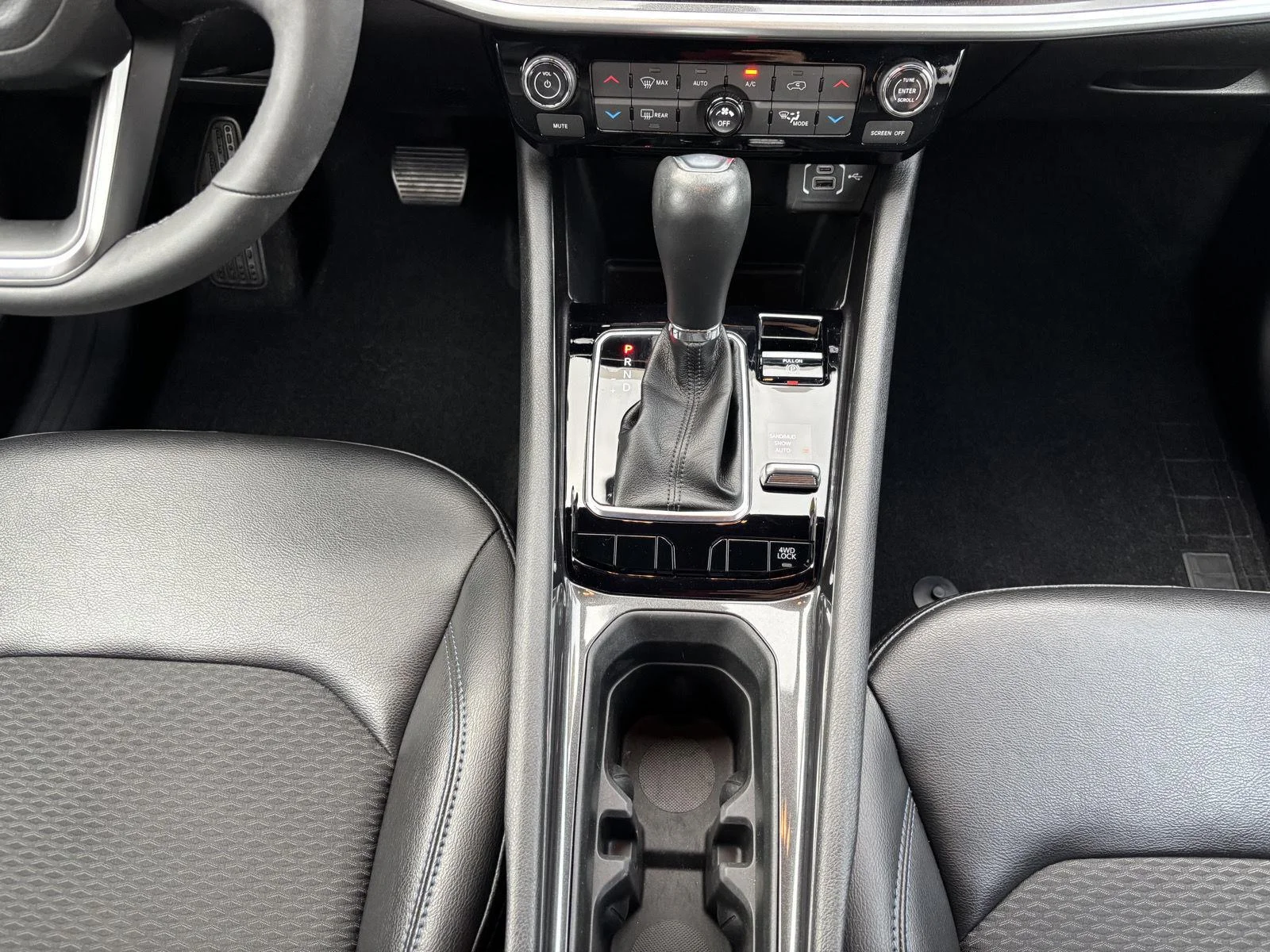 Used 2023 Bright White Clearcoat Jeep Latitude image 13