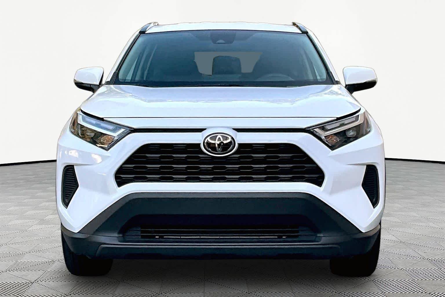 Used 2025 Ice Cap Toyota XLE image 4