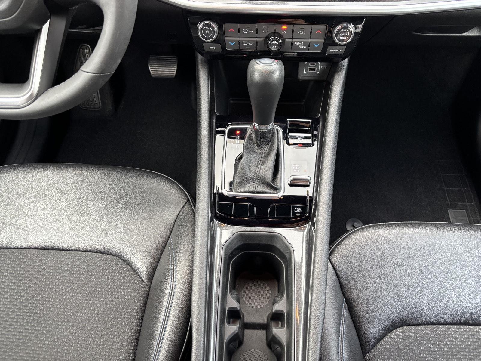 Used 2023 Bright White Clearcoat Jeep Latitude image 13