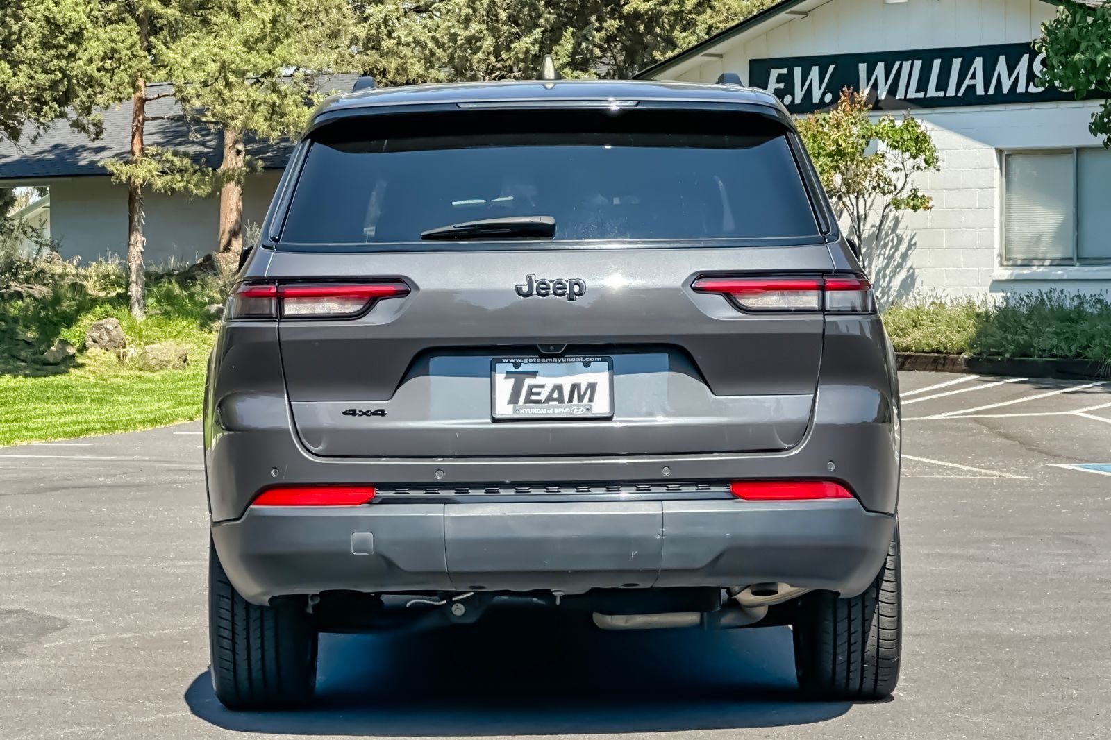 Used 2023 Gray Jeep Altitude image 5