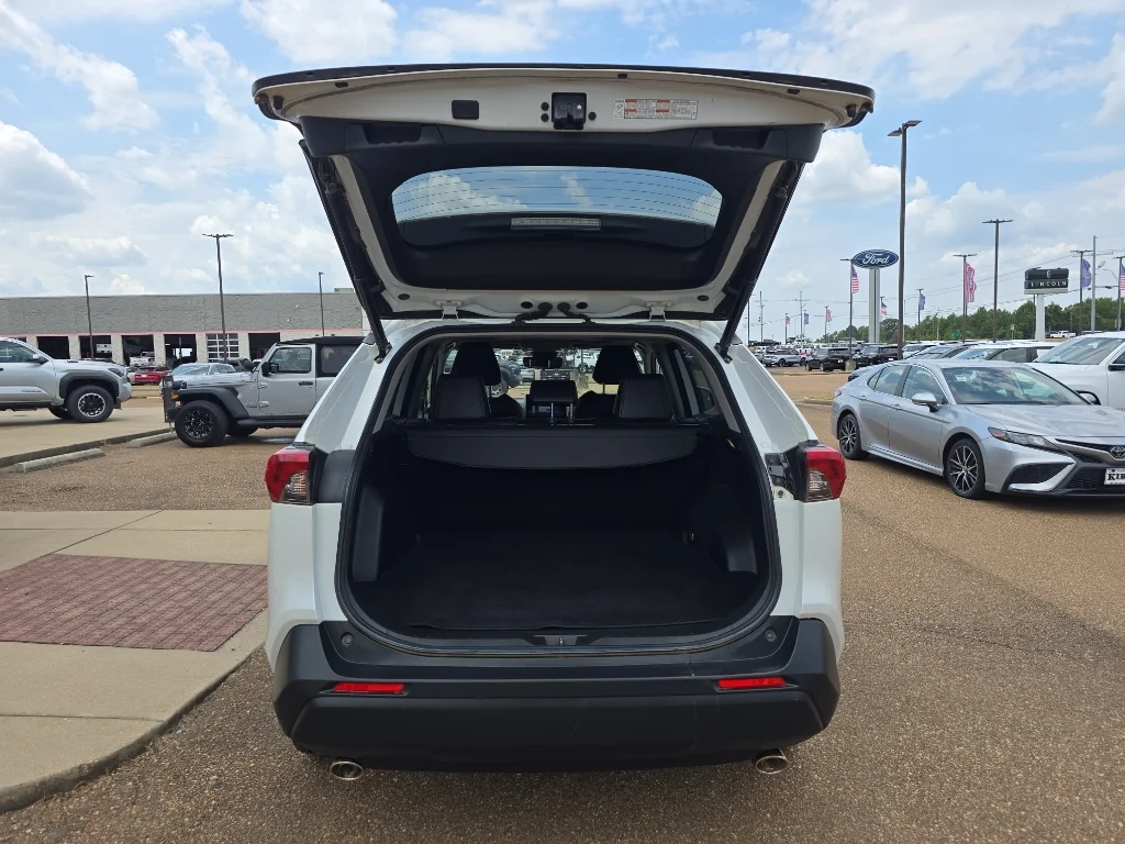 Used 2023 Wind Chill Pearl Toyota XLE Premium image 4