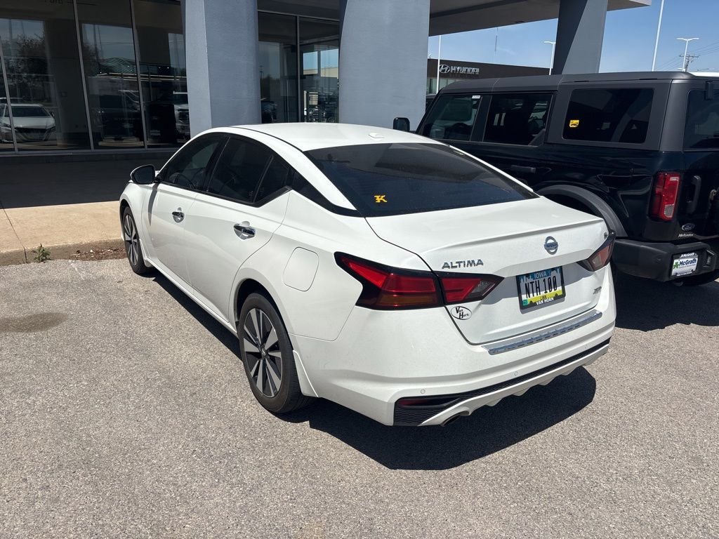 Used 2019 White Nissan 2.5 SL image 4