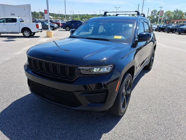 Used 2023 Black Jeep Altitude X image 2