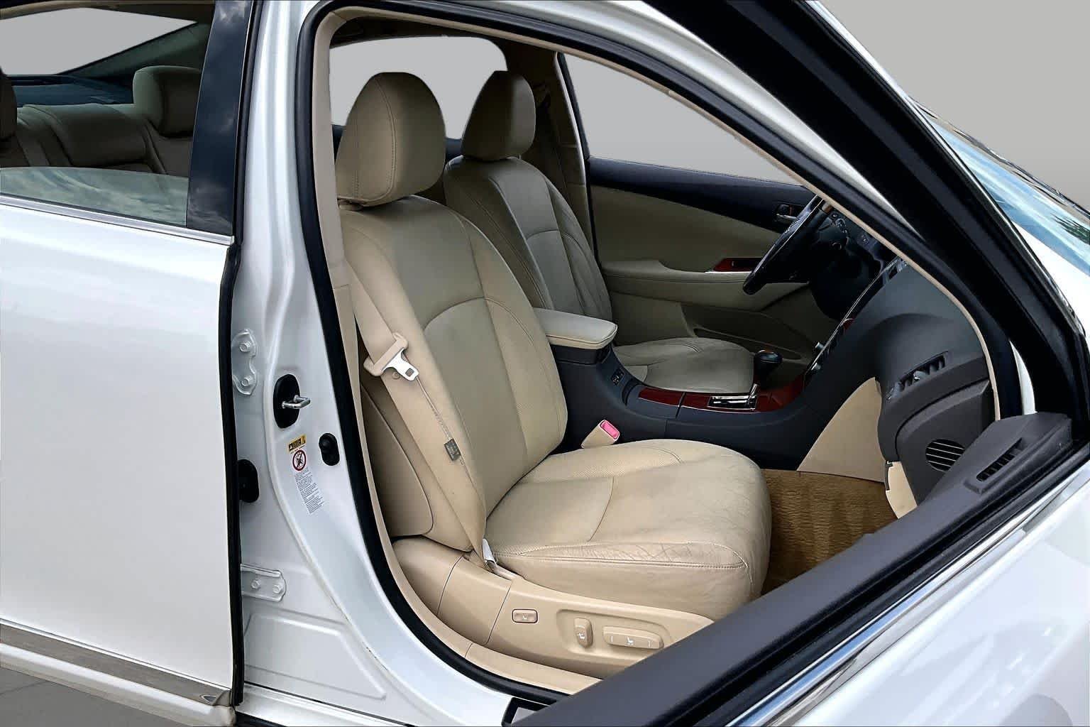 Used 2011 Starfire Pearl Lexus  image 7