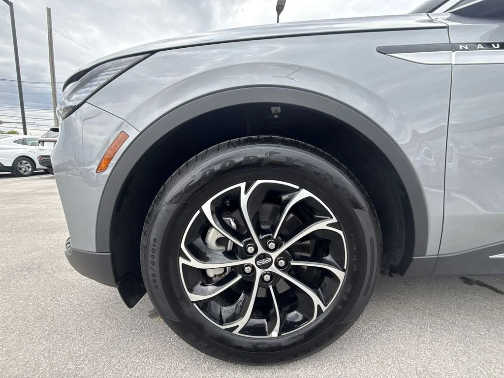 Used 2025 Gray Lincoln Premiere image 10