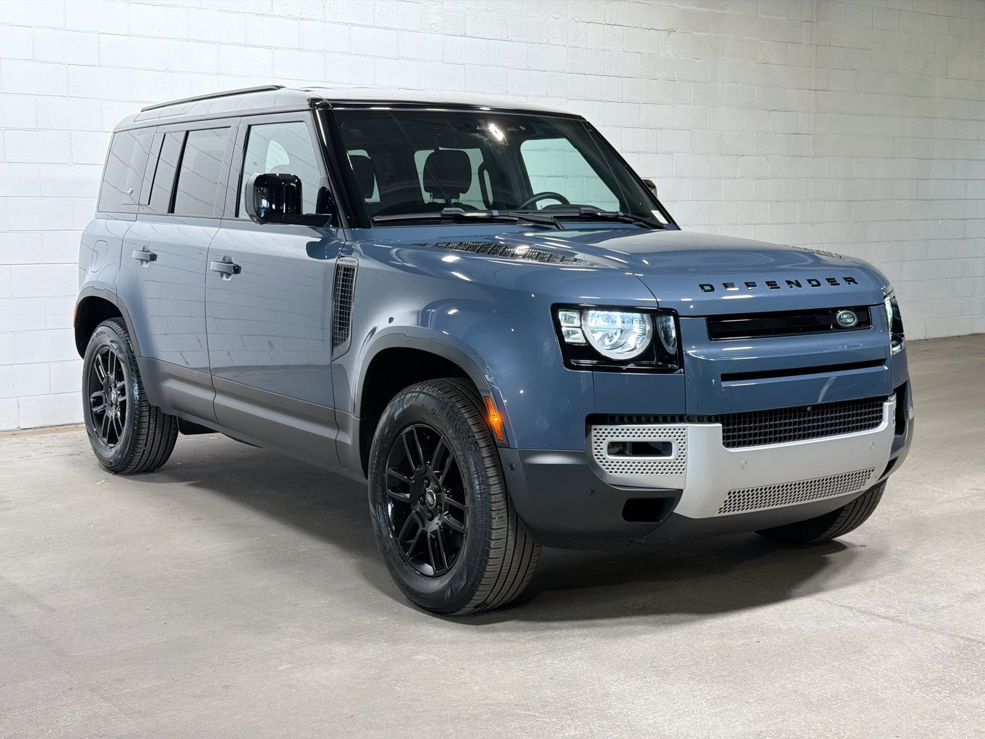 Used 2023 Tasman Blue Metallic Land Rover S image 6