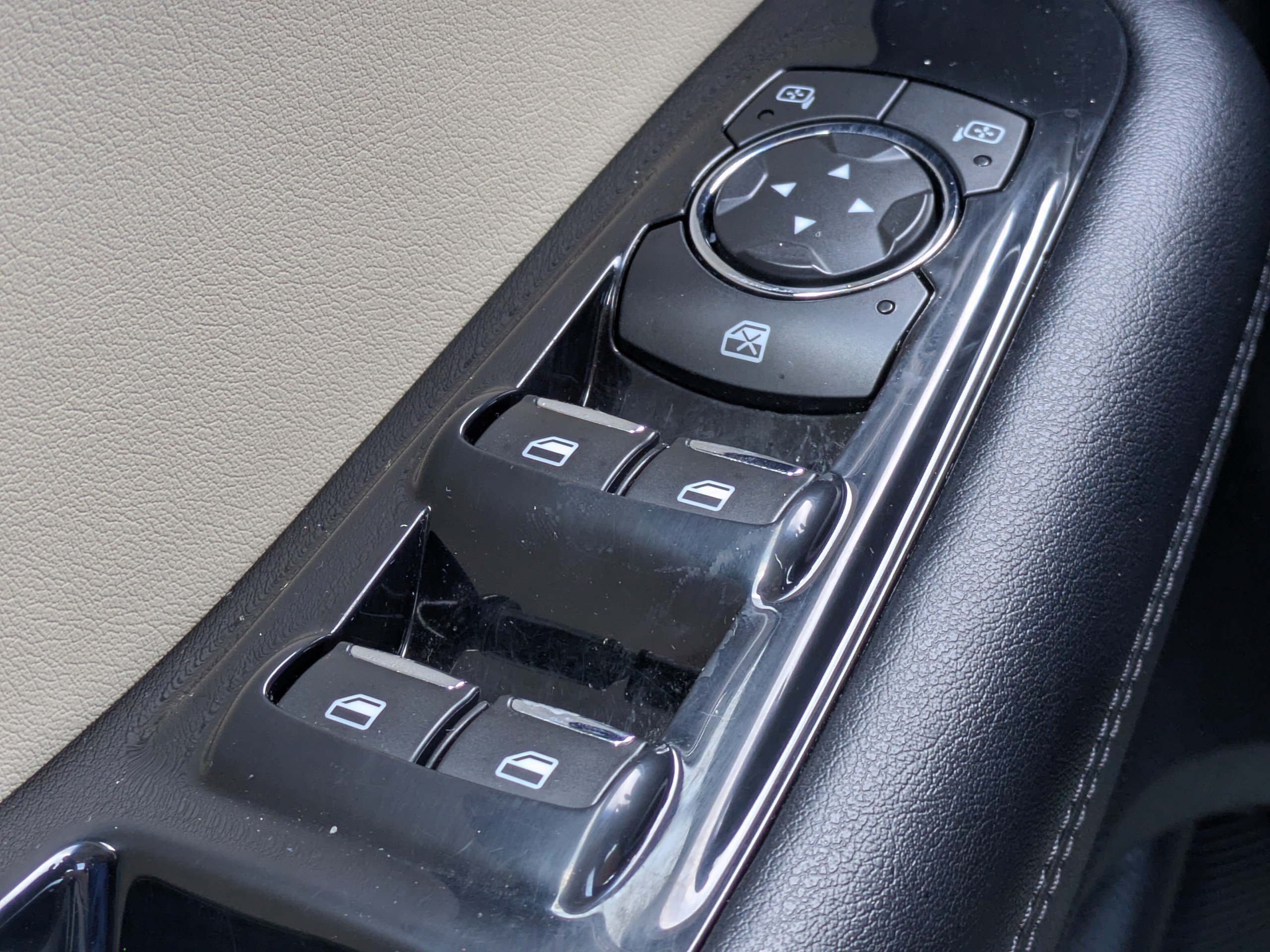 Used 2018  Ford SEL image 22