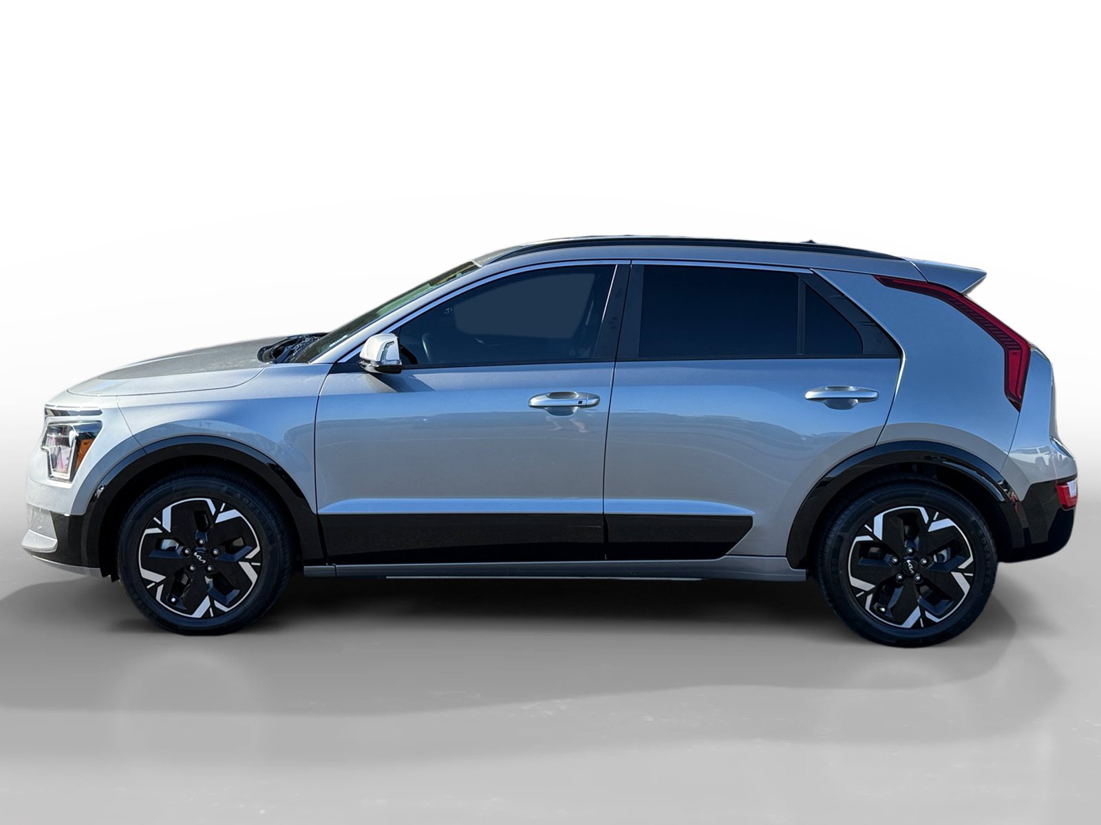 Used 2024 Steel Gray Kia Wind image 2