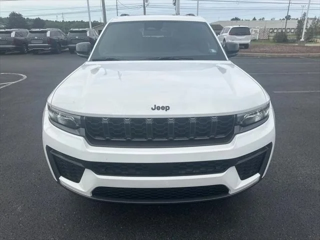 New 2026 Bright White Clear-Coat Exterior Paint Jeep Laredo image 3
