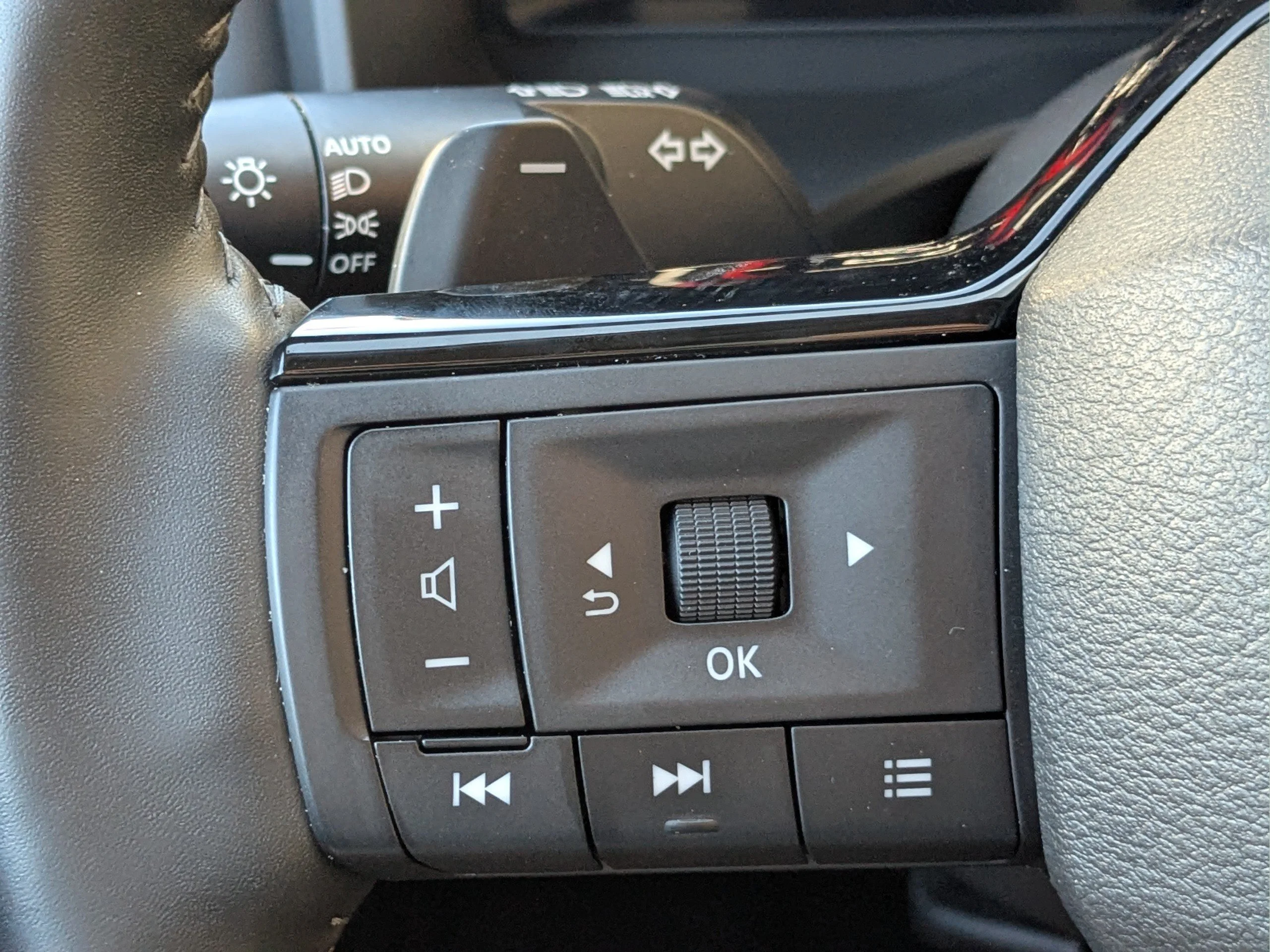 Used 2025 Super Black Nissan Platinum image 23