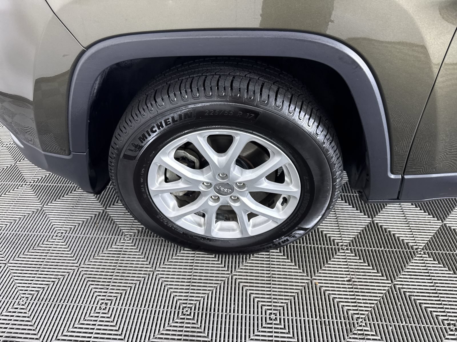 Used 2014 Eco Green Pearlcoat Jeep Latitude image 30