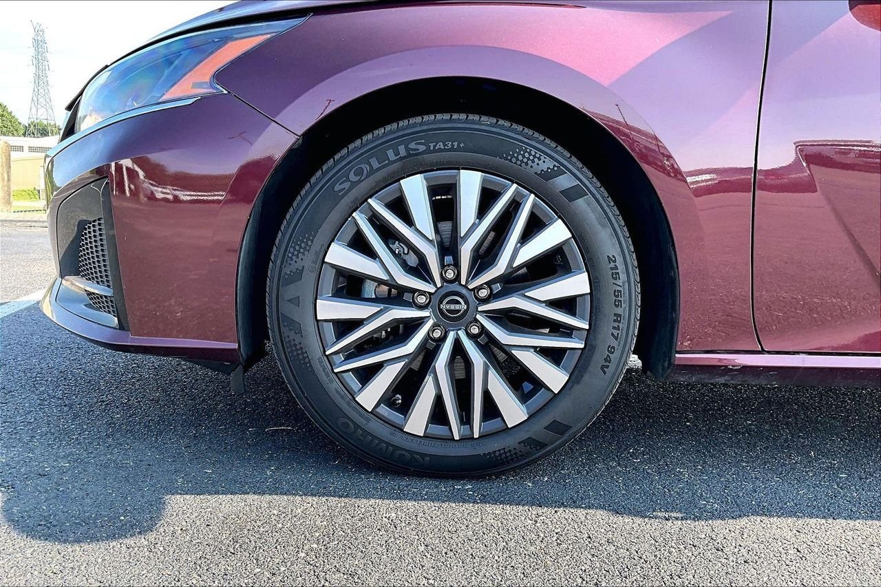 Used 2025 GARNET PEARL METALLIC Nissan SV image 2