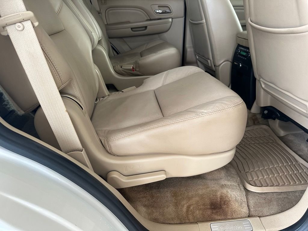 Used 2011 White Cadillac Premium image 31