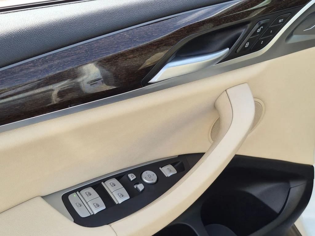 Used 2024 White BMW sDrive30i image 16