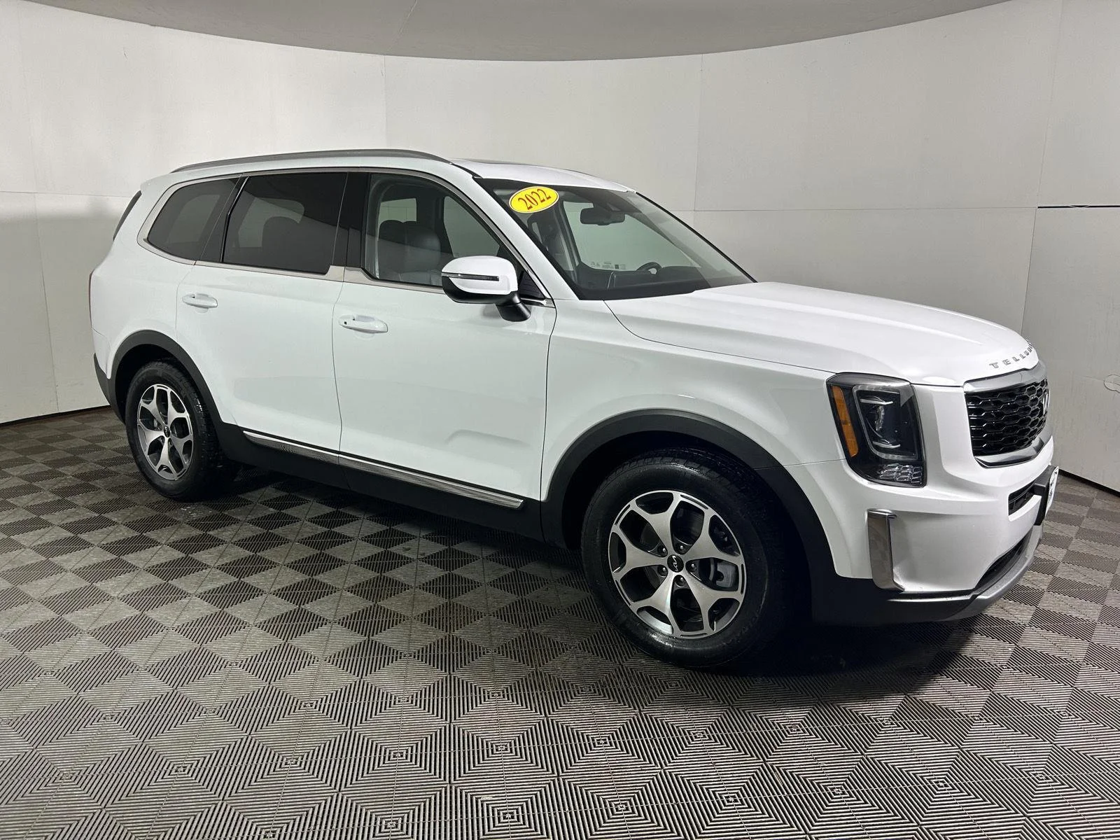 Used 2022 White Pearl Kia EX image 5