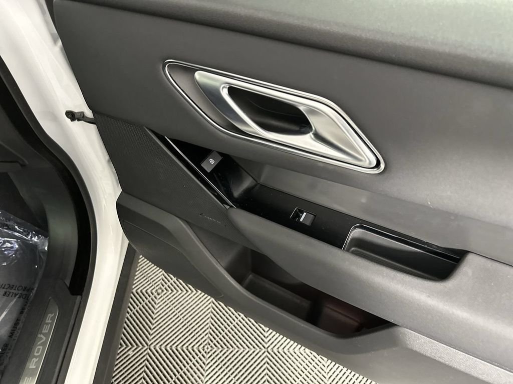 Used 2025  Land Rover Dynamic SE image 18