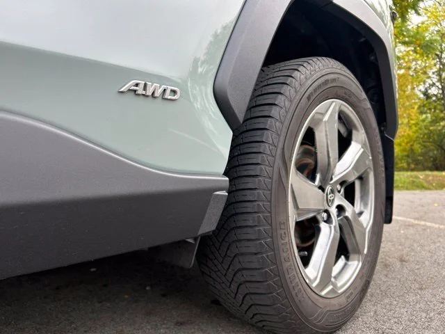 Used 2021  Toyota XLE Premium image 9