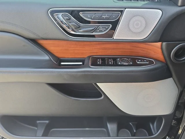 Used 2019 Black Metallic Lincoln Reserve image 18