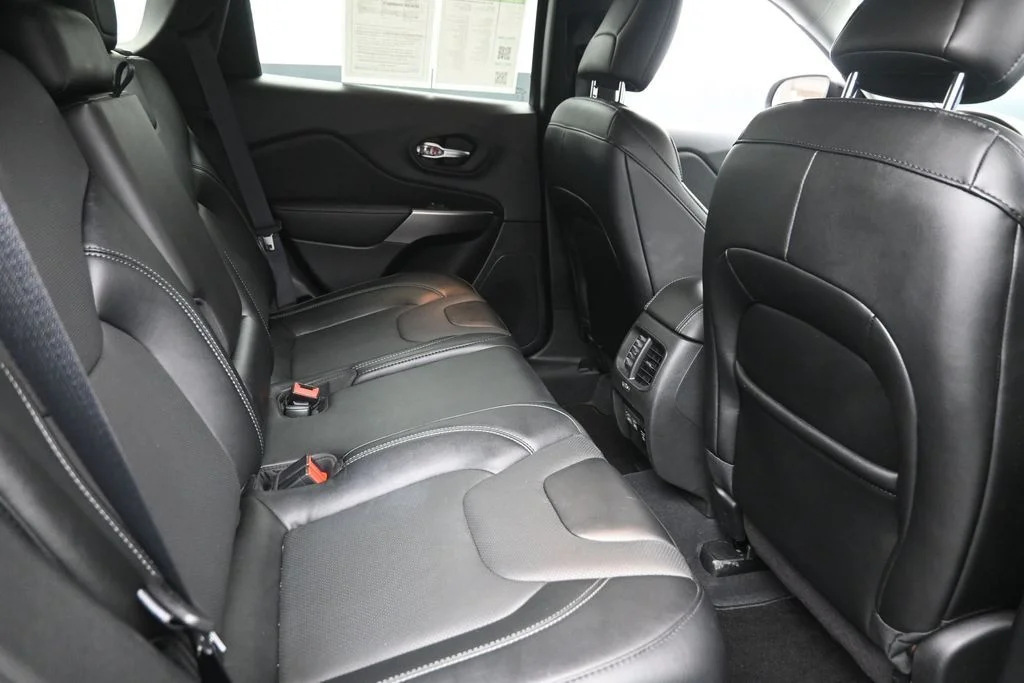 Used 2022 Gray Jeep Latitude Lux image 11