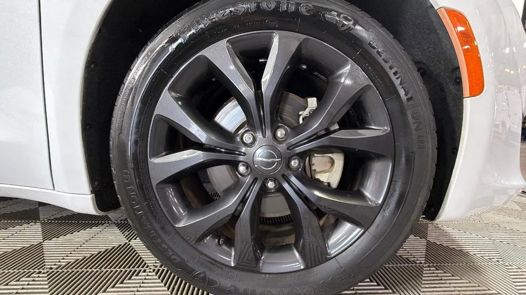 Used 2019 White Chrysler Touring Plus image 40