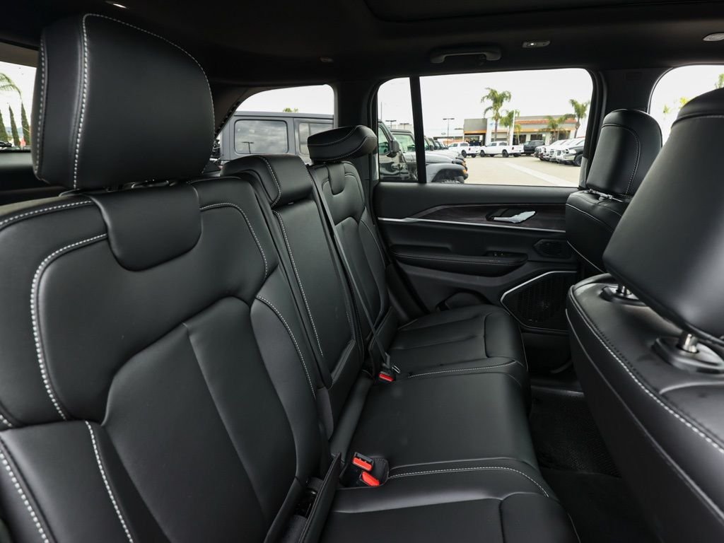 New 2026 Diamond Black Crystal Pearl-Coat Exterior Paint Jeep Limited image 17