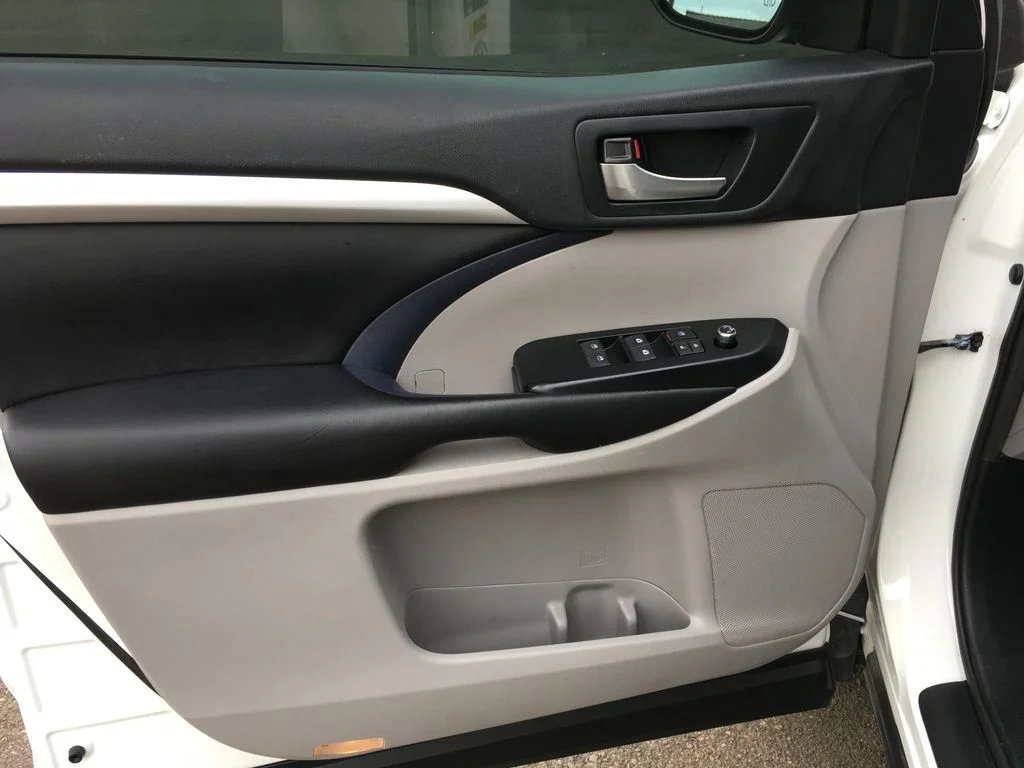 Used 2019 White Toyota XLE image 21