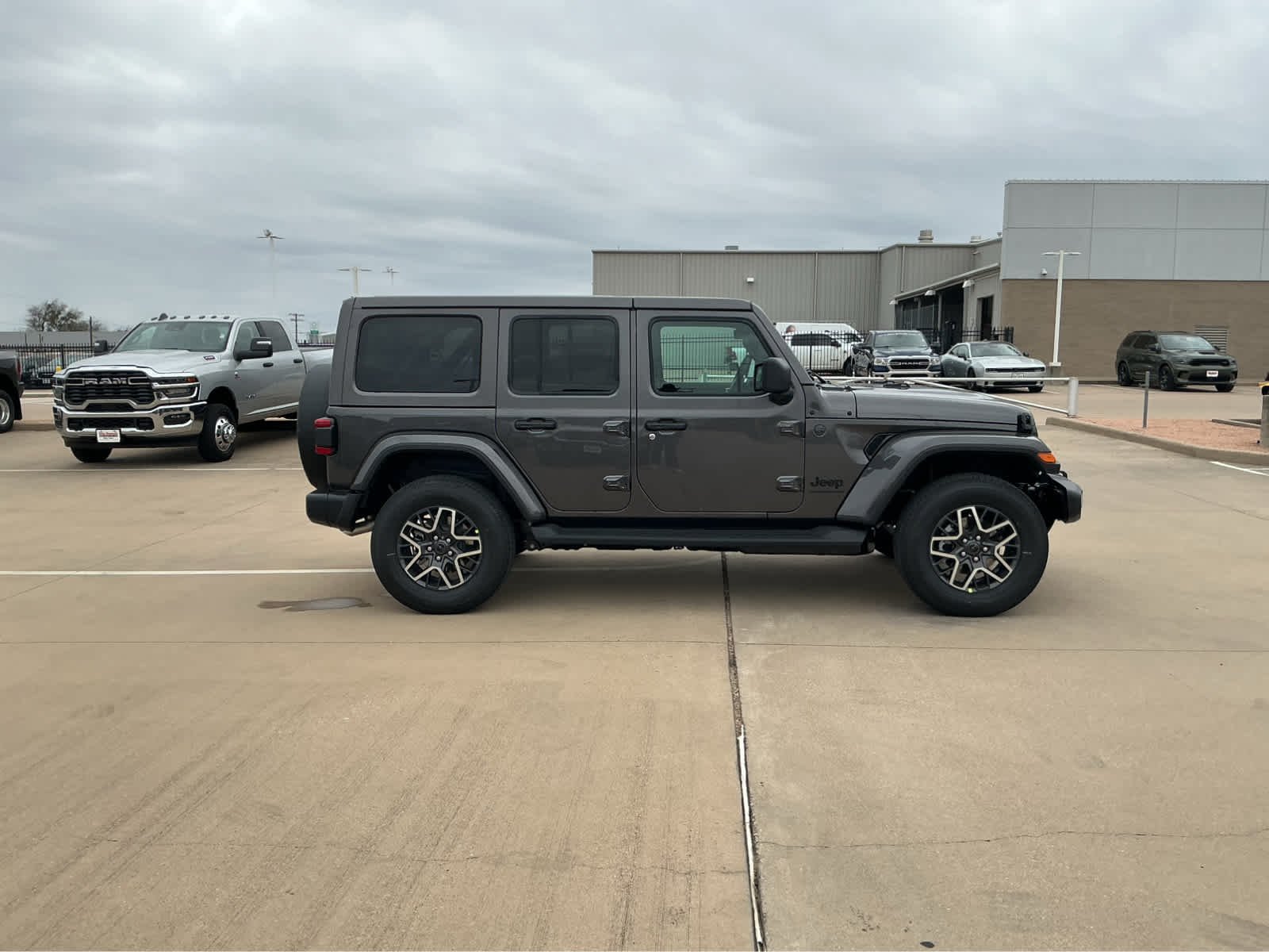 New 2026 Granite Crystal Metallic Clear-Coat Exterior Paint Jeep Sahara image 5