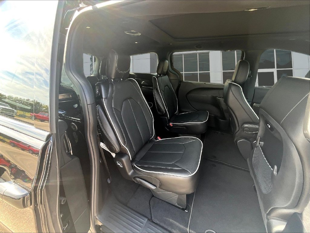 New 2027 Diamond Black Crystal Pearl-Coat Paint Chrysler Limited image 11