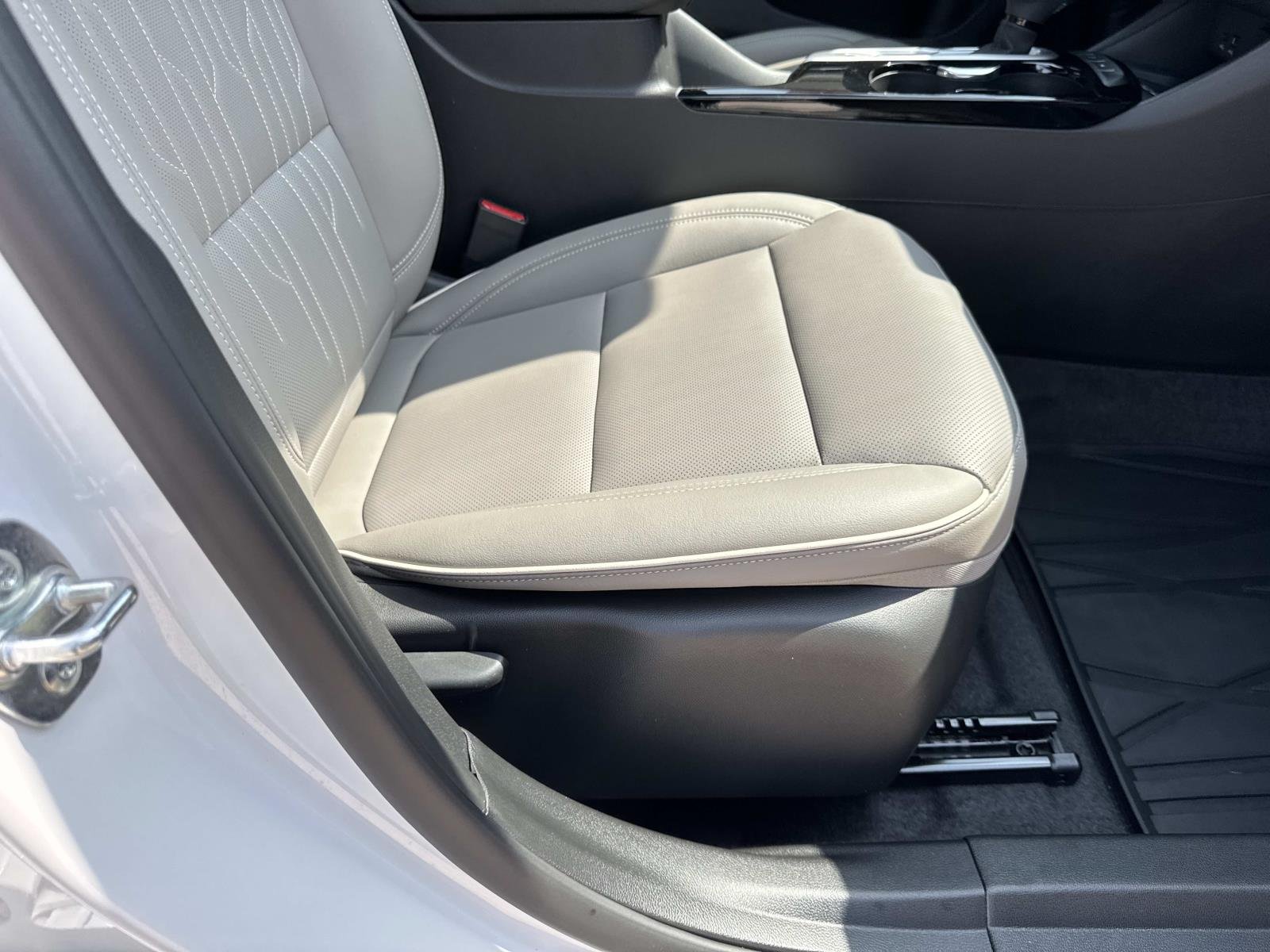 Used 2025 White Frost Tricoat Buick Avenir image 11