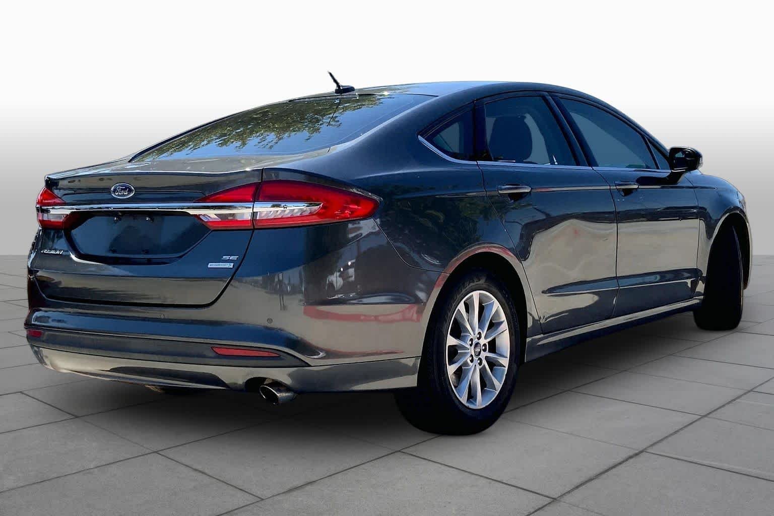 Used 2017 Magnetic Ford SE image 13