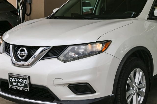 Used 2016 White Nissan SV image 5