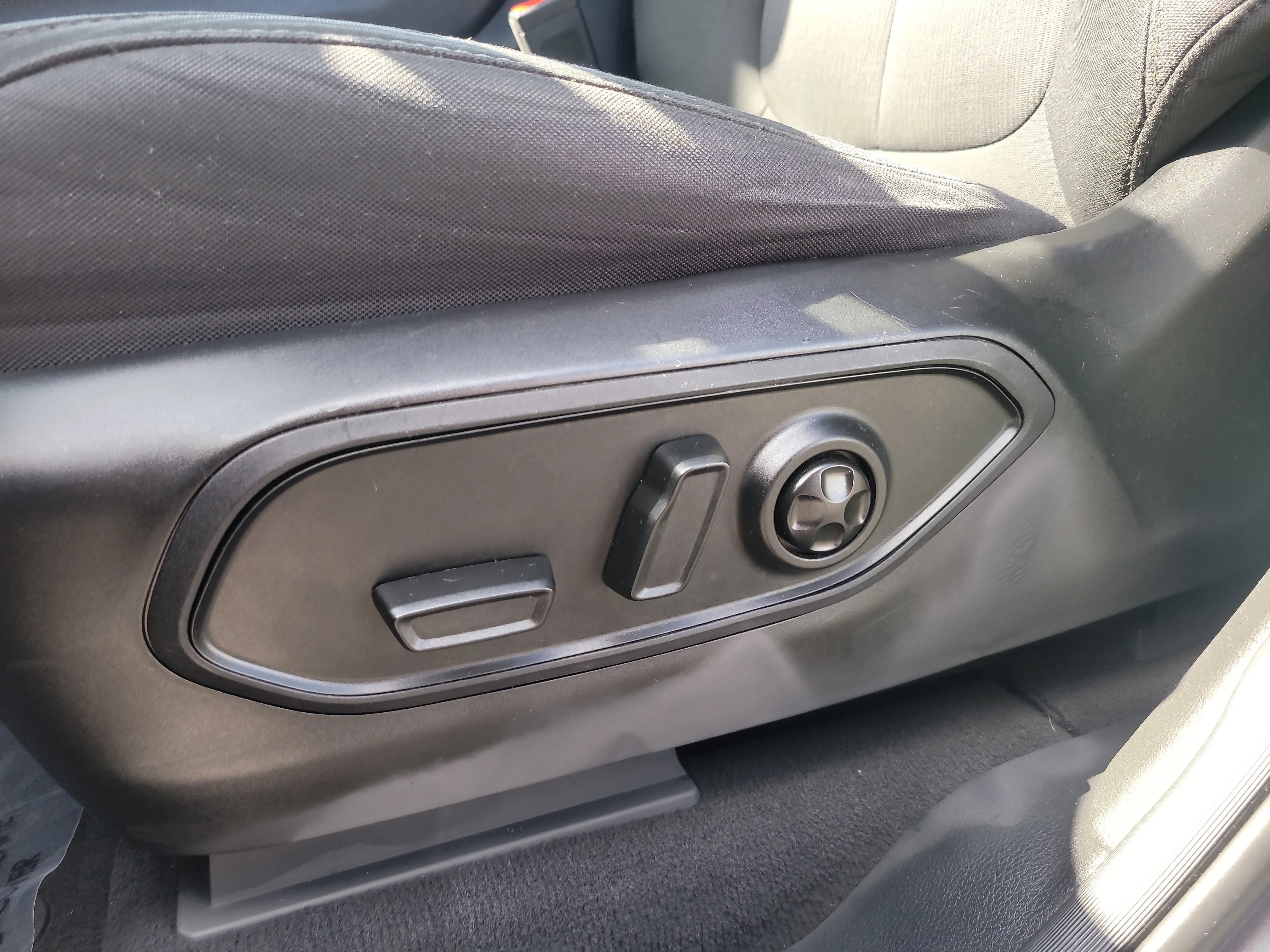 Used 2024 Baltic Gray Metallic Clearcoat Jeep Laredo image 18
