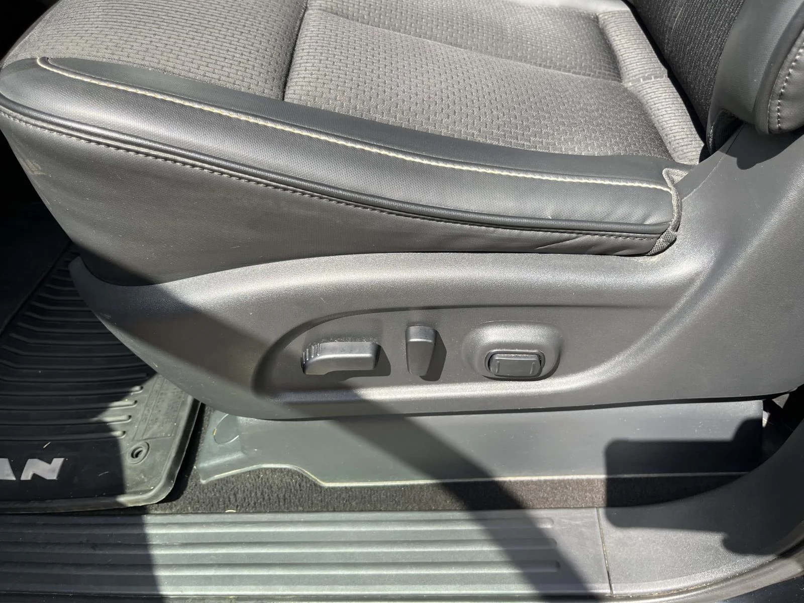 Used 2018 Magnetic Black Nissan 4x4 Crew Cab PRO-4X image 12