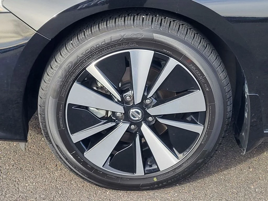 Certified Used 2022 Super Black Nissan 2.5 SV image 7