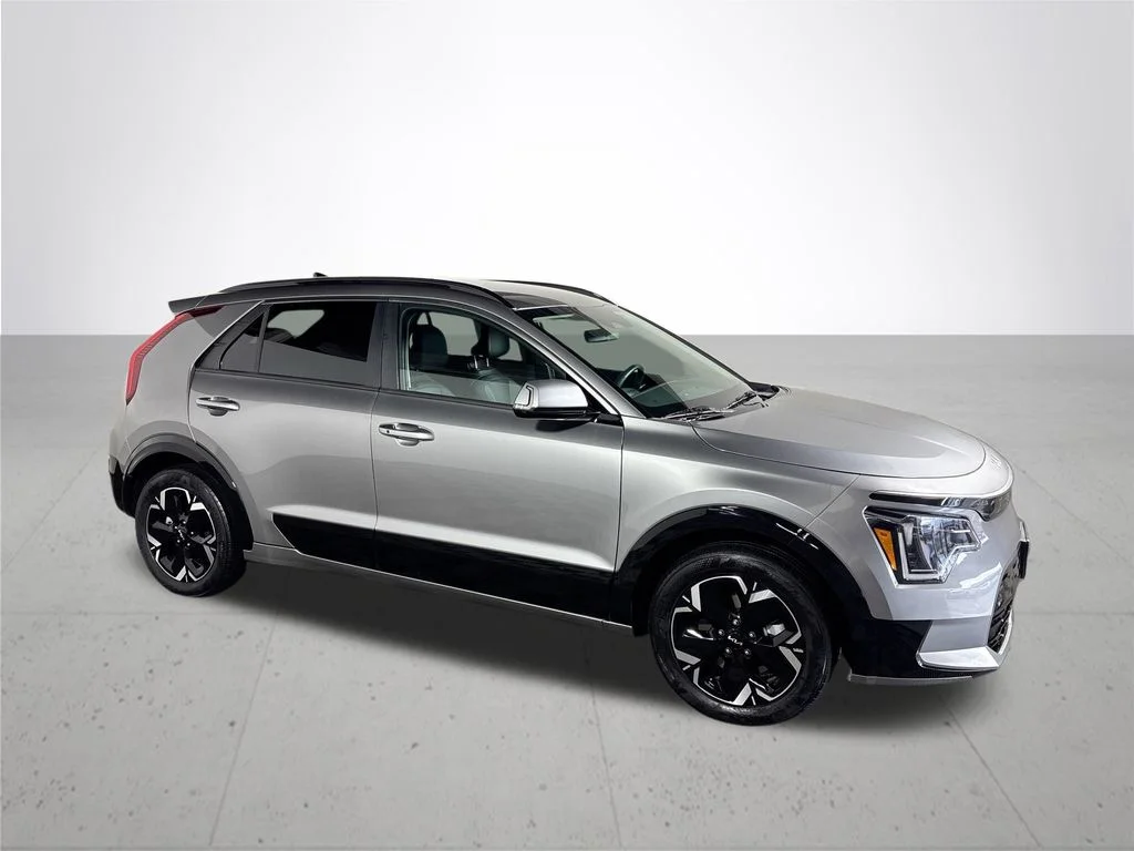 Used 2023 Gray Kia Wind image 4