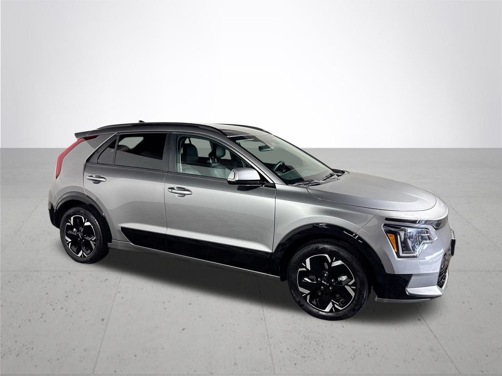 Used 2023 Steel Gray Kia Wind image 4