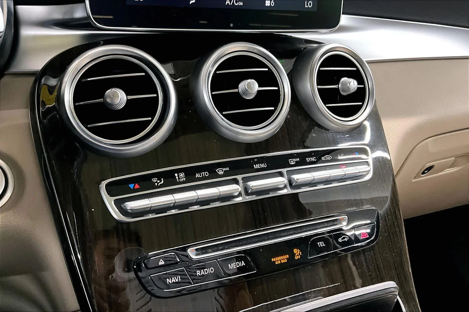 Used 2016 Polar White Mercedes-Benz GLC 300 image 33