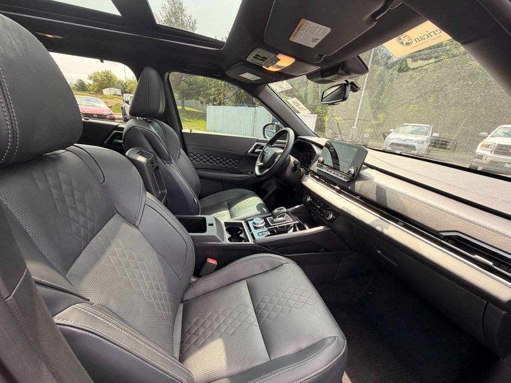 Used 2024  Mitsubishi SEL Black Edition image 11