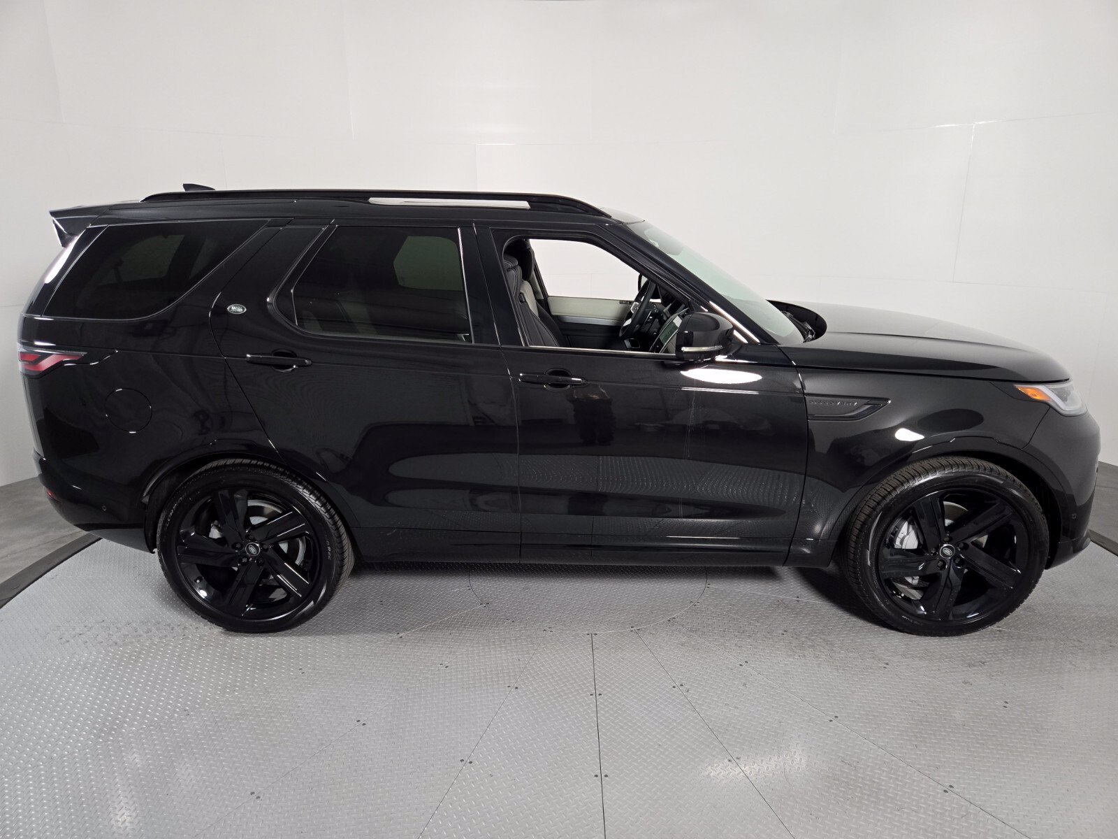 New 2026 Santorini Black Land Rover Dynamic SE image 6