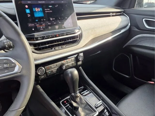 Used 2024  Jeep Latitude image 8