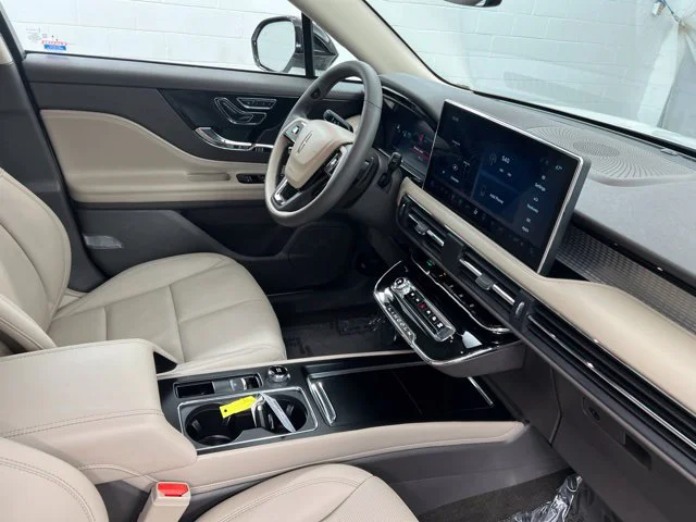 Used 2023 White Lincoln Standard image 25