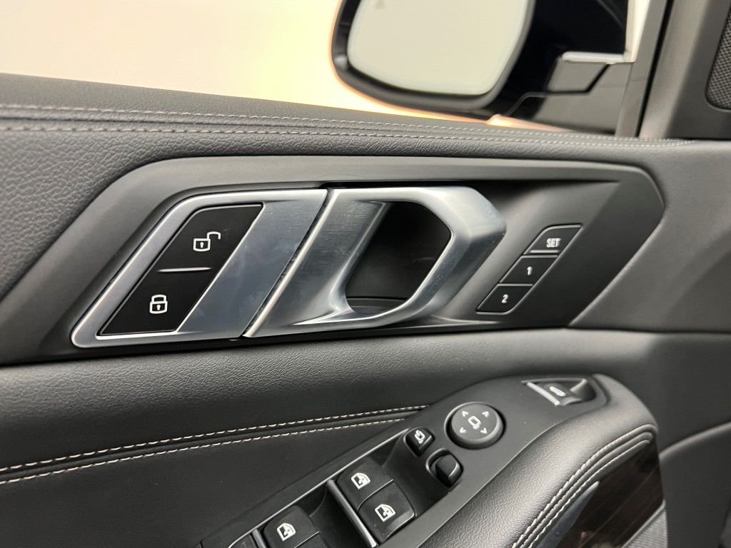Used 2023 Carbon Black Metallic BMW xDrive40i image 28
