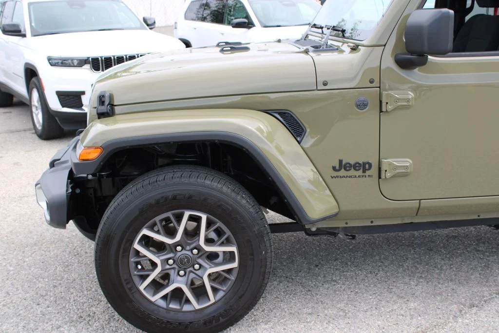 Used 2026  Jeep Sahara image 7