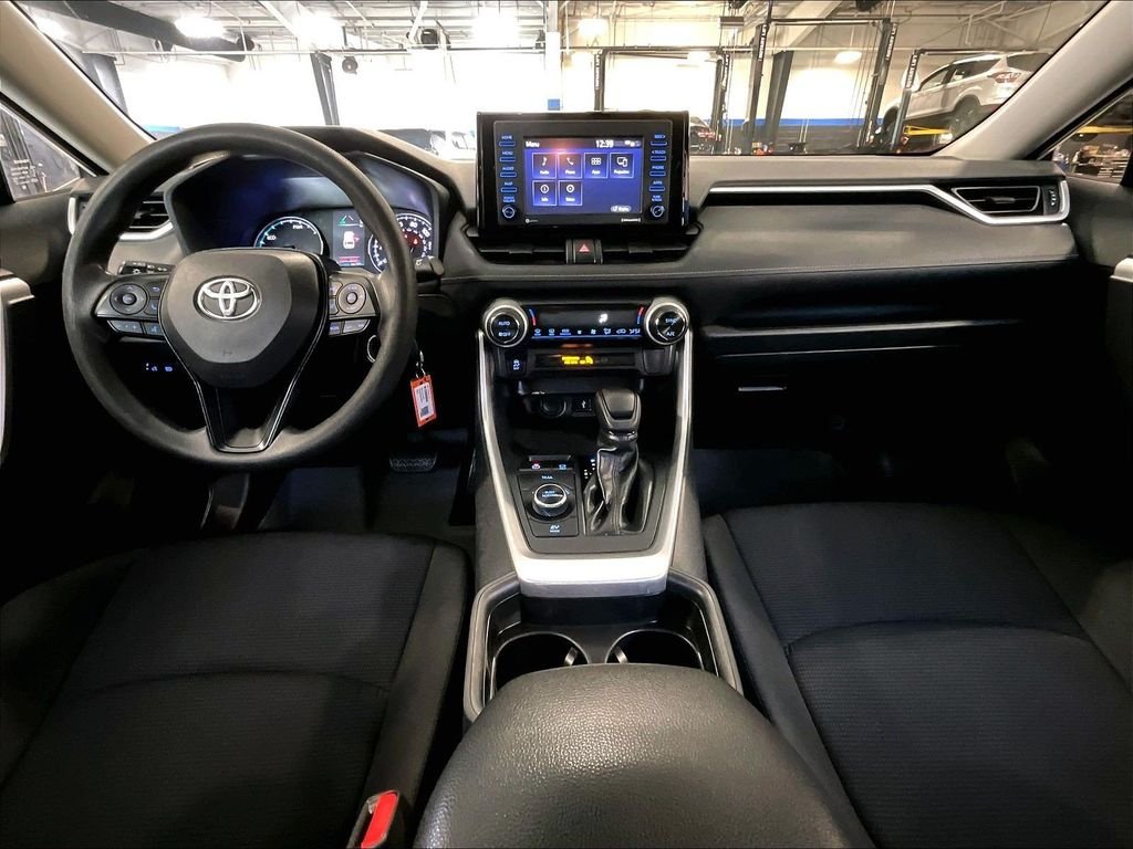 Used 2020 White Toyota LE image 21