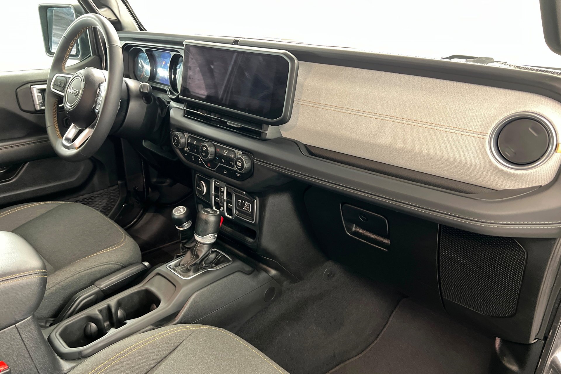 Used 2025 Granite Crystal Metallic Clearcoat Jeep Sahara image 25