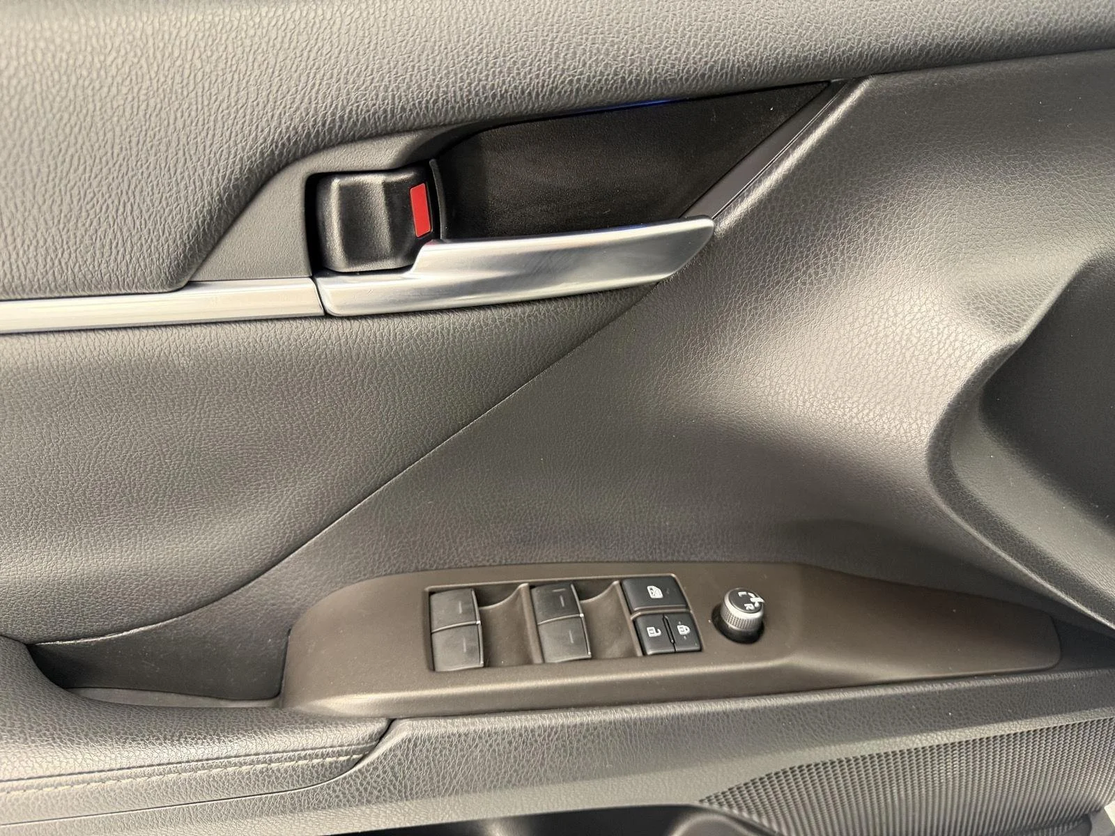 Used 2021 Wind Chill Pearl Toyota XSE image 8